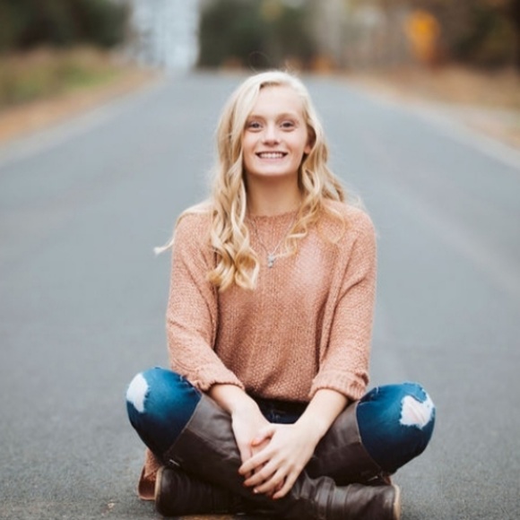 Meet your Posher, Selena - Picture 1 of 1